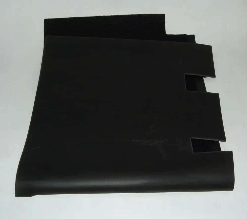 Schwarzes Gummimaterial mit Ausschnitten, geeignet zur Geräuschisolation, möglicherweise für Daikin-Systeme. Flache, flexible Form, einfache Integration in bestehende Systeme.